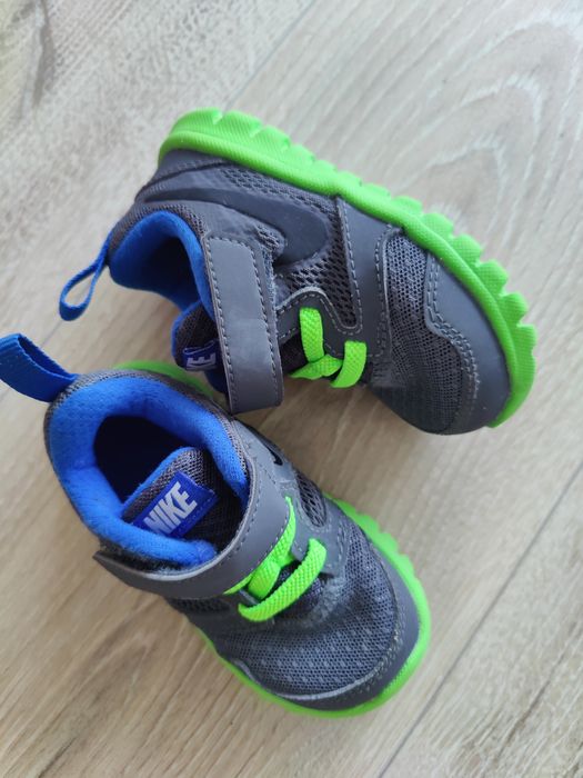 Nike mărimea 21. Ca noi