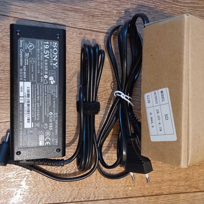Incărcător pentru laptop Sony, model VGP-AC19V42
