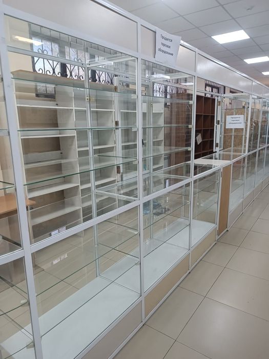 Продам б/у торговое оборудование (витрины)