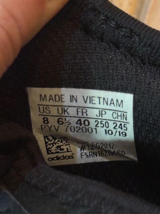 Спортивные кроссовки