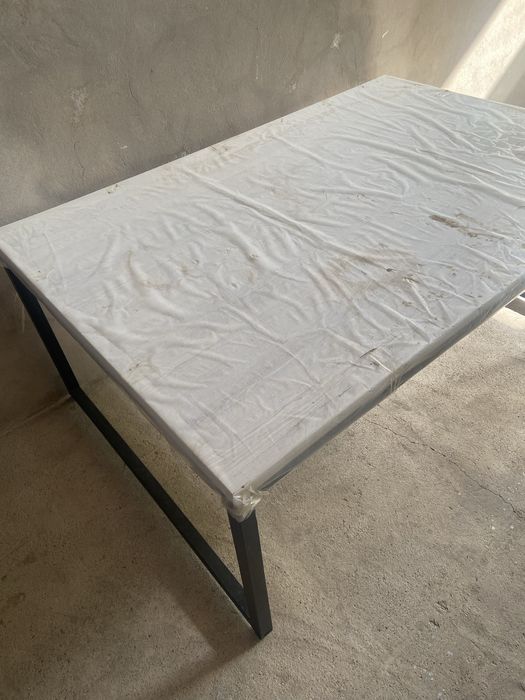 Полностью новый стол в стиле хай-тек, со склада