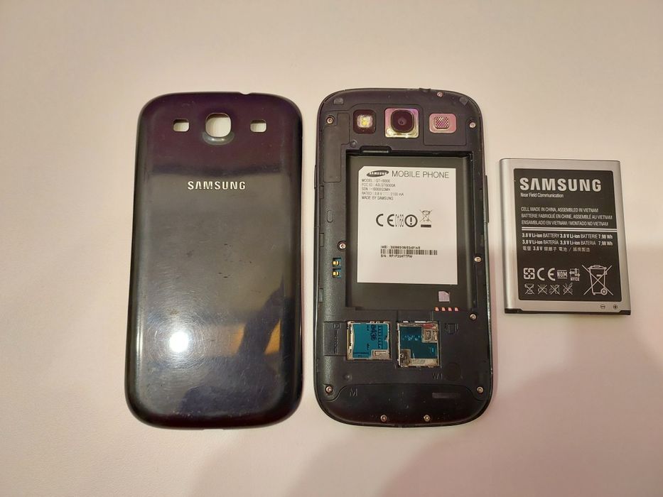 Lot 3 smartphone Samsung Galaxy S III și J3.