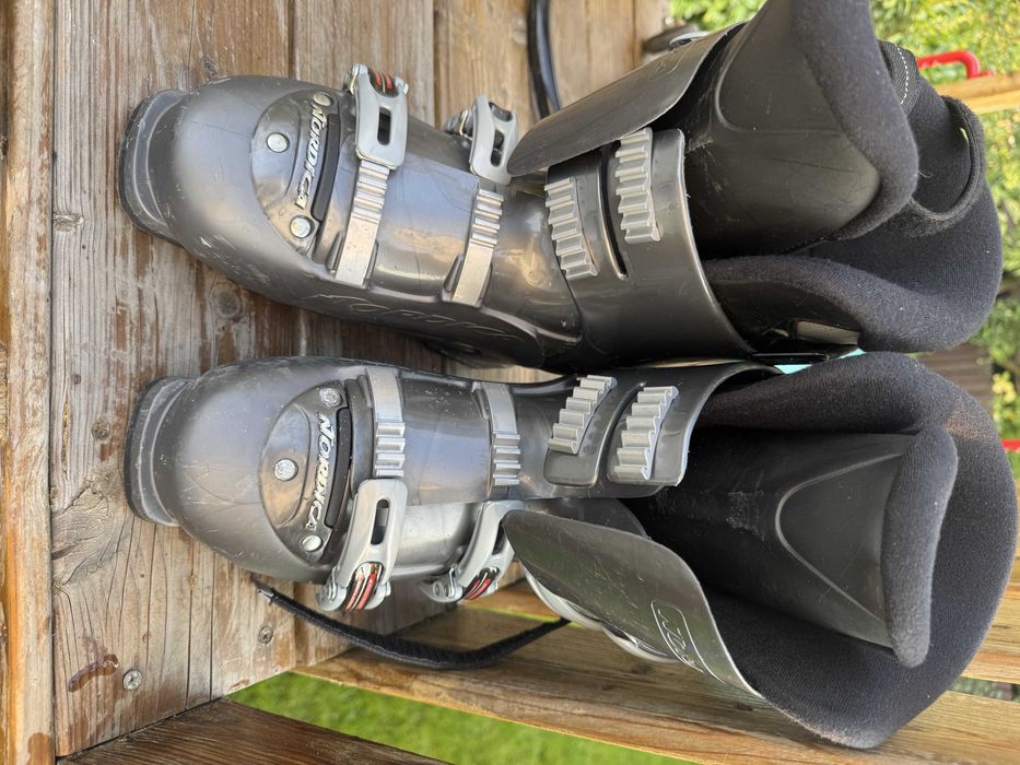 Pachet ski Fischer adult (skiuri, legaturi si bete), clapari Nordica