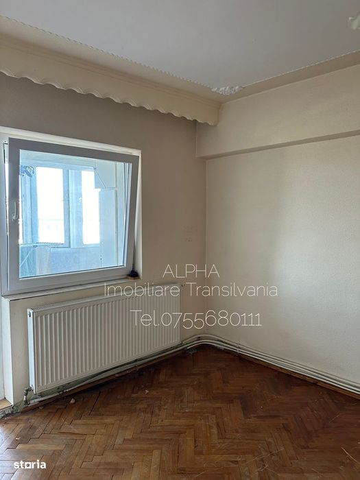 Apartament 3 camere, baie cu geam,etaj intermediar,zona Bradet