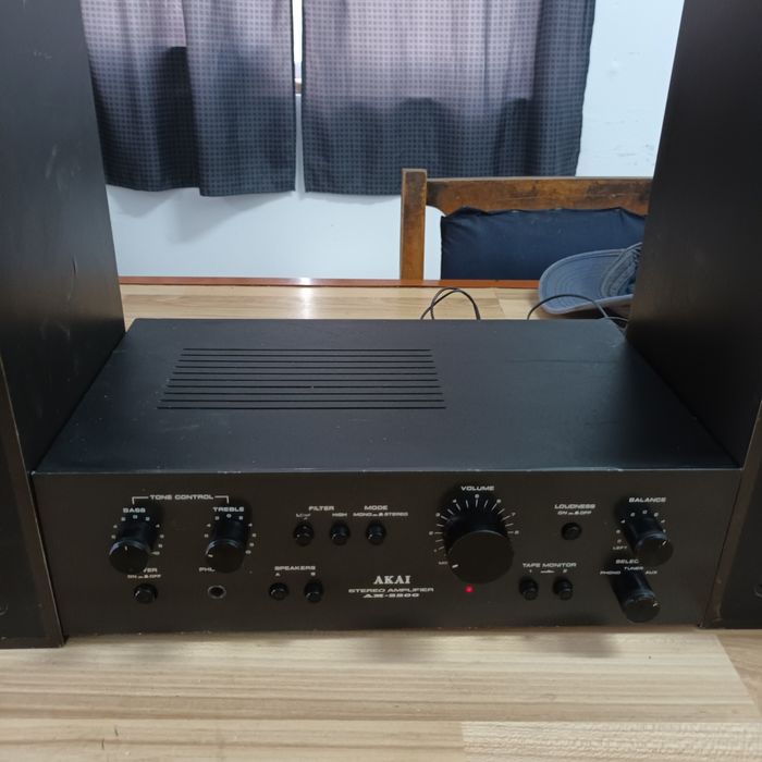 Boxe Universum LED 1500 și amplificator Akai AM 2200