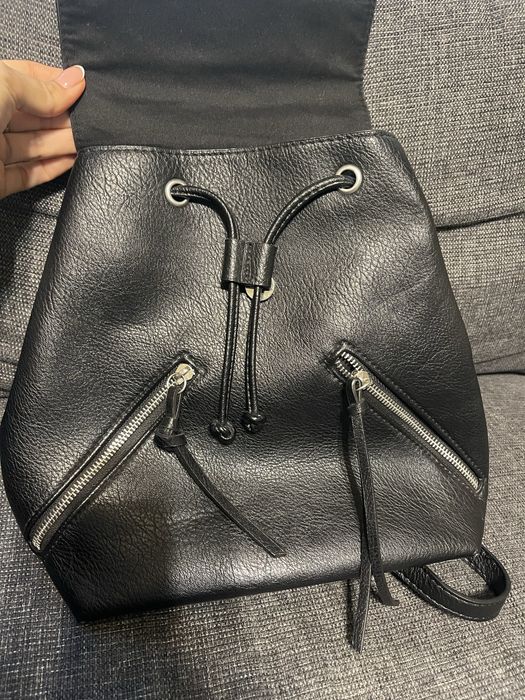 Черна кожена раница