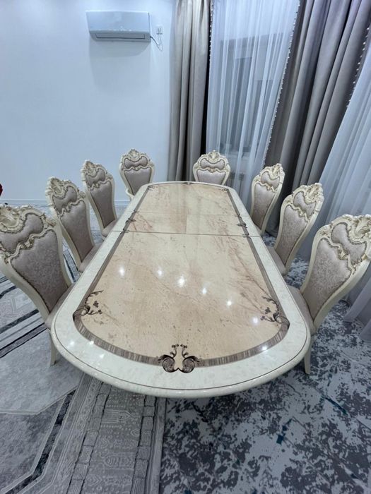 Стол с 8 стульями