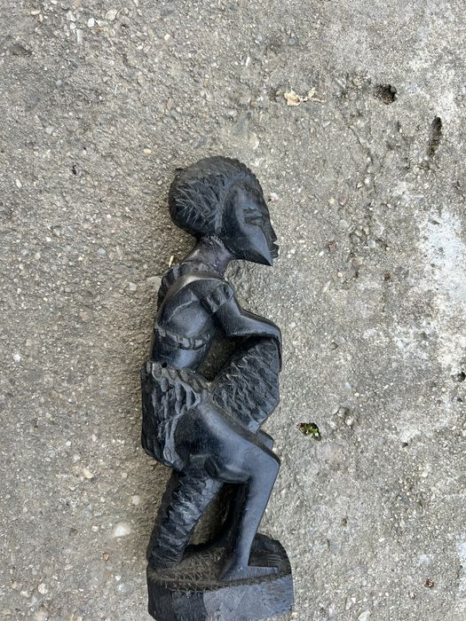 Statueta din lemn masiv