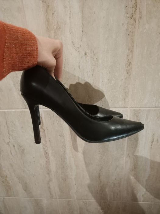 Pantofi cu toc culoarea neagra număr 39