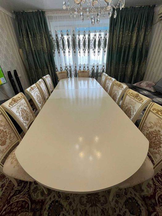 Стол и 12 стулья