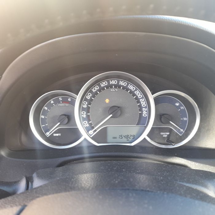 Продавам Тойота аурис