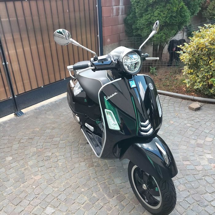 Motocicleta VESPA 300 GLS din 2022 cu 8700km vand cu acte in regula inscrisa in circulatie stare perfecta,