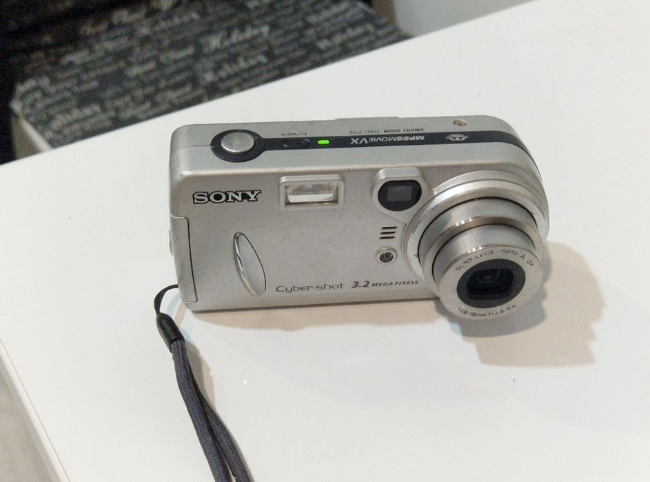 Aparat foto  / camera digitala Sony cu display fisurat