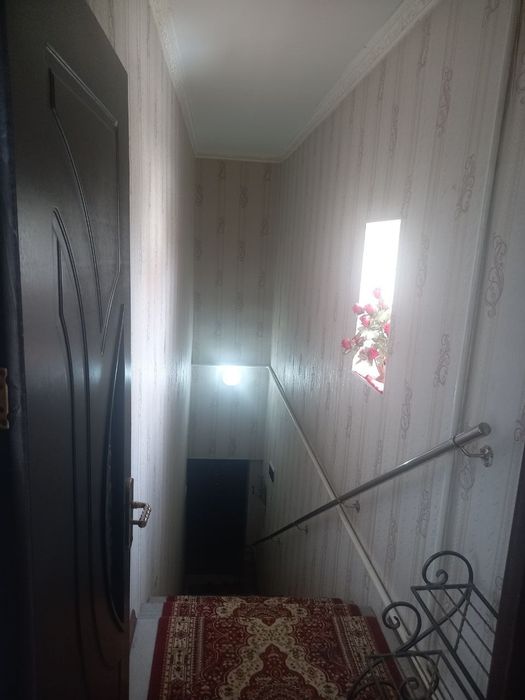 Uy sotiladi zangota tumanida 3.5 sotikli 2 qvatli