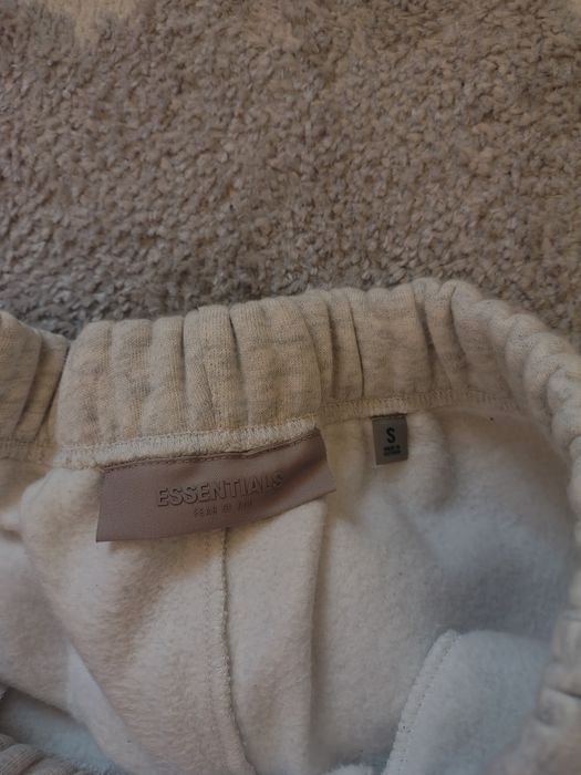vând pantaloni essentials