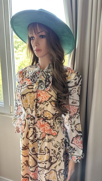 Рокля с дълги ръкави