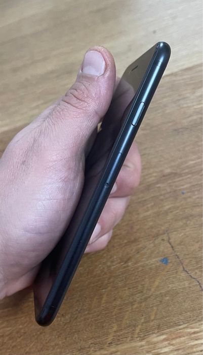 Iphone SE 2020 pentru componente la 250 ron