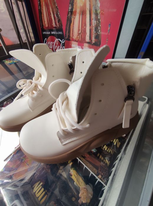 Дамски бели  боти на платформа