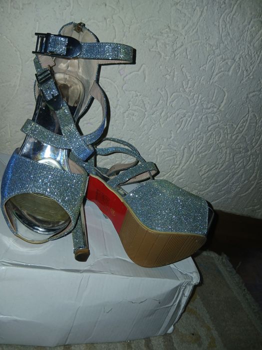 Женская туфли блестящие