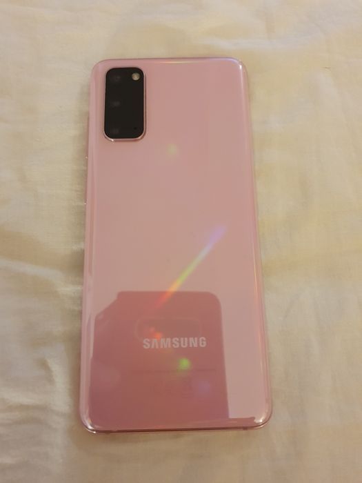 Отличен телефон Самсунг S20