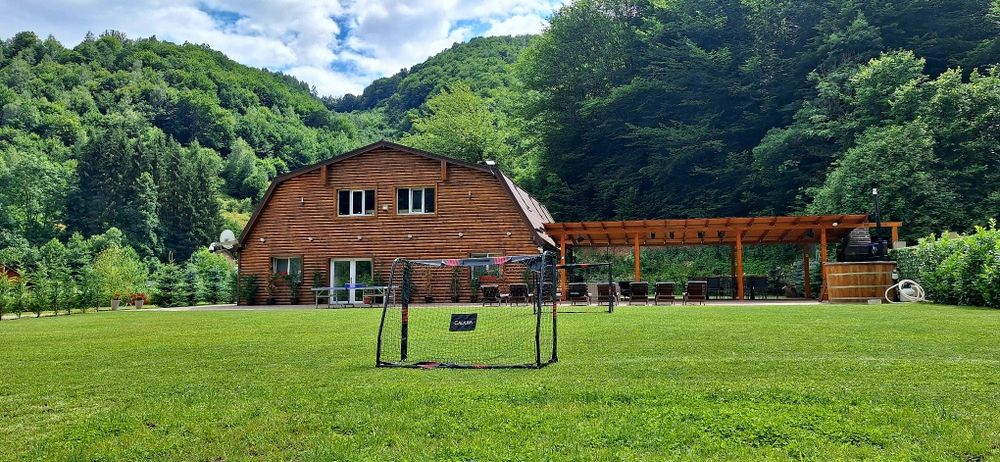 Cabana de inchiriat cu piscina interioara incalzita, ciubar, pensiune