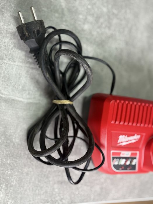 Milwaukee M12 зарядно