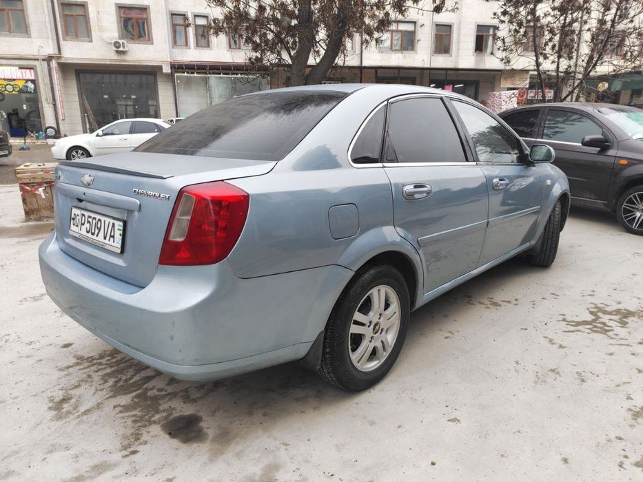 Lacetti 1.8 sotiladi