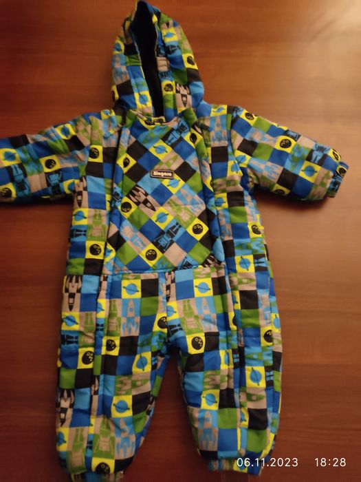 Продаются детские комбинезоны.