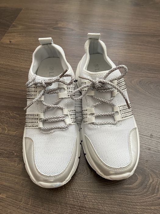 Бели маратонки с камъчета