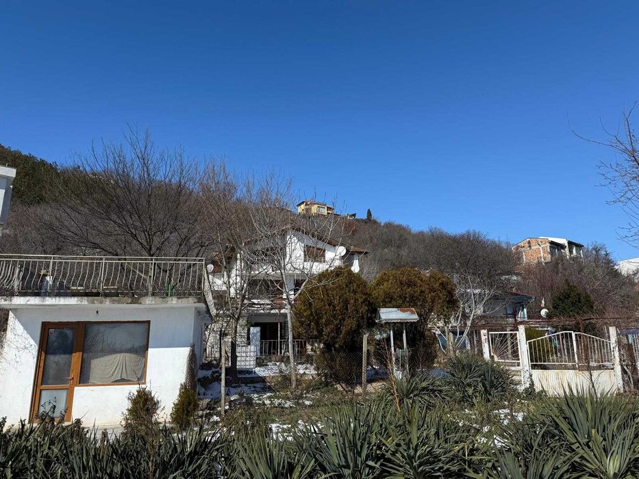 Вилна сграда и магазин за строителни материали