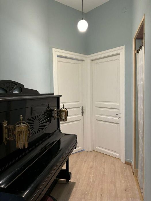 Тристаен, под наем, Център