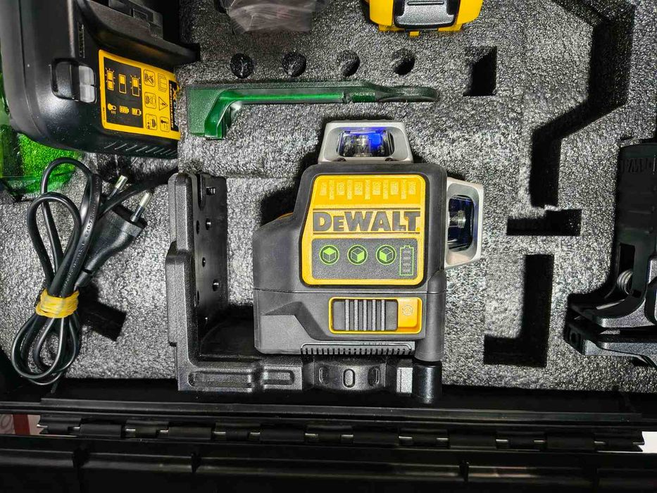 Акумулаторен зелен линеен лазерен нивелир DeWALT DCE089D1G,30м,0.3мм/м