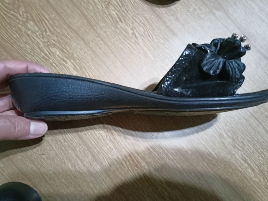 Двое шлёпок размер 40 и 37