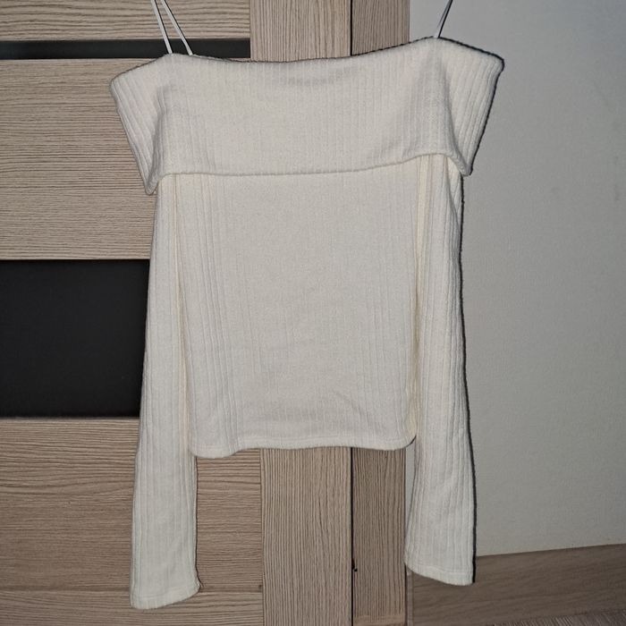 Нежная кофточка с открытыми плечами