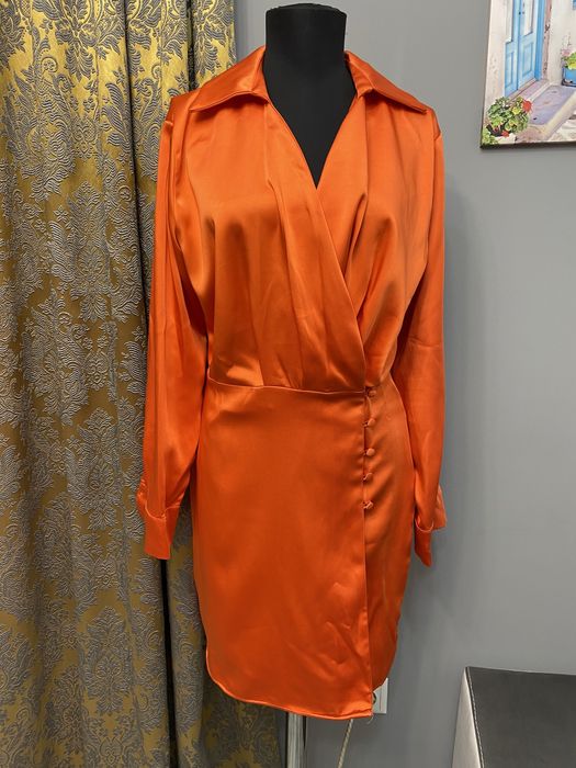 Оранжева сатенена рокля