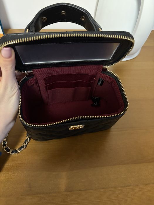 Черна елегантна чанта със златисти детайли Шанел