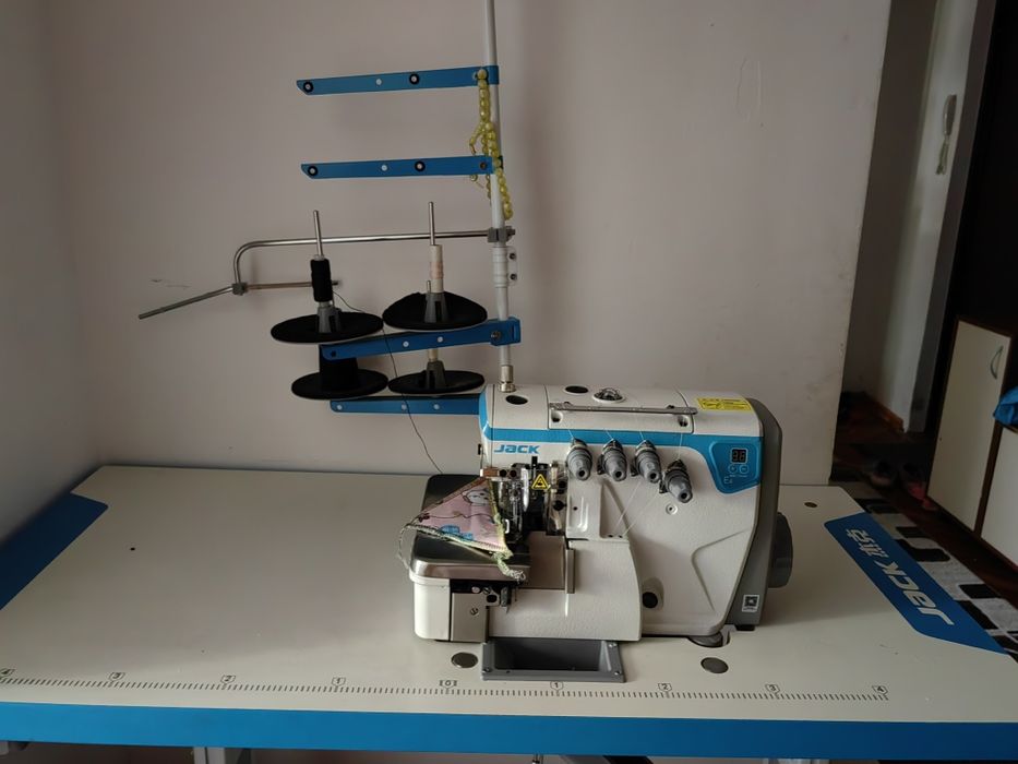 Швейный машина .Оверлок JACK E4