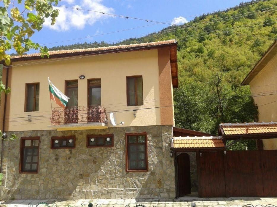 КЪЩА ЗА ГОСТИ "ВОЙВОДИТЕ" /Граничи със река и планина!!!