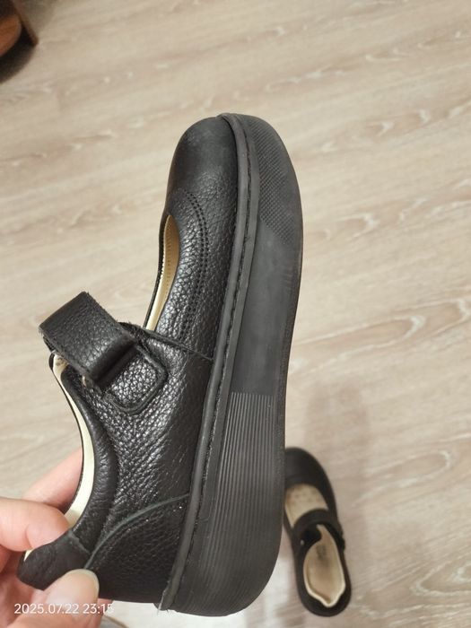 Продам кожаные туфли для девочки