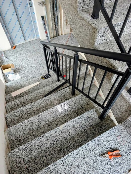 Изработка и монтаж на алуминиеви и стъклени парапети и огради.
