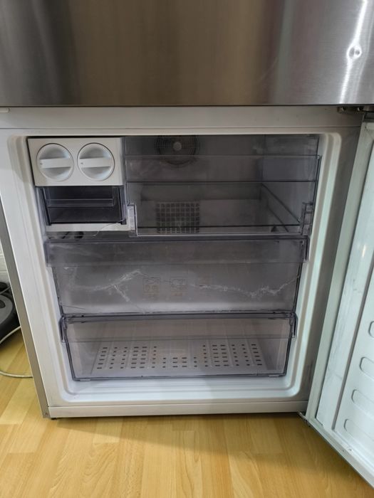 Продавам хладилник а фризер