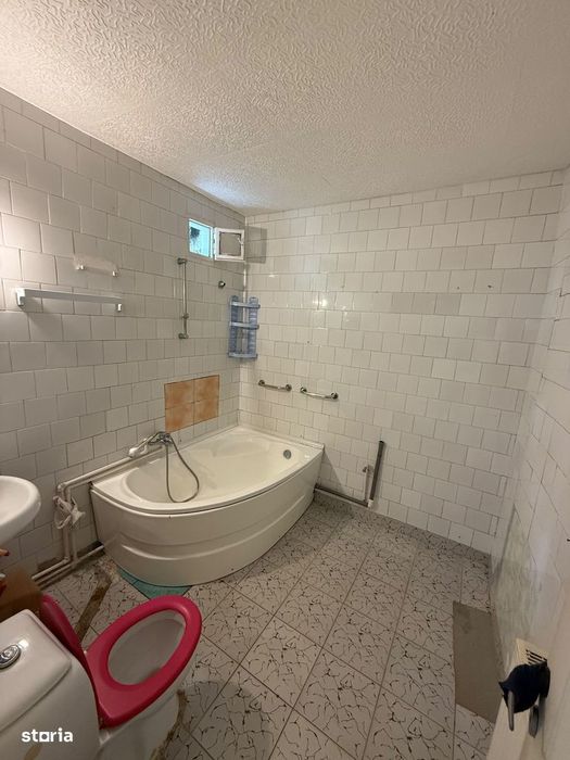 Casă de Vânzare cu 4 camere in zona București-noi sec.1