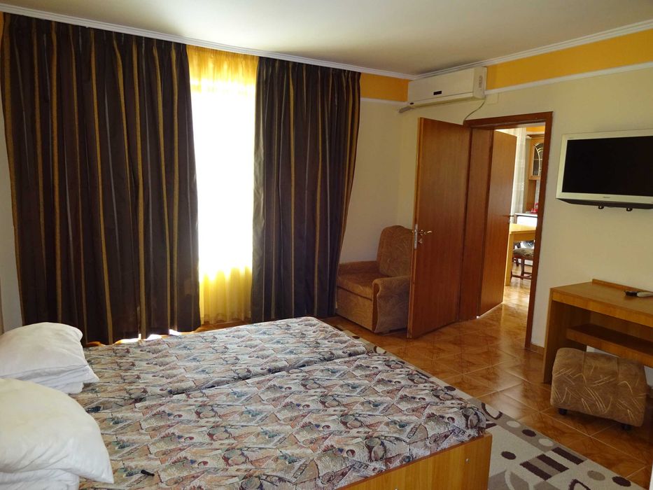 Дава се под наем Двустаен апартамент в к.к. Св.Св. Константин и Елена - 68 кв.м за 204 € - Снимка #4