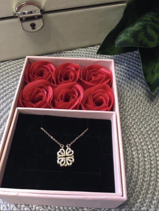 Кутия за бижута с вечни рози