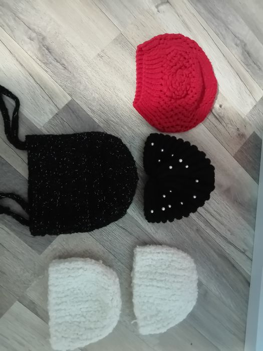 Vând căciulite copii, tricotate sau impletite în casa