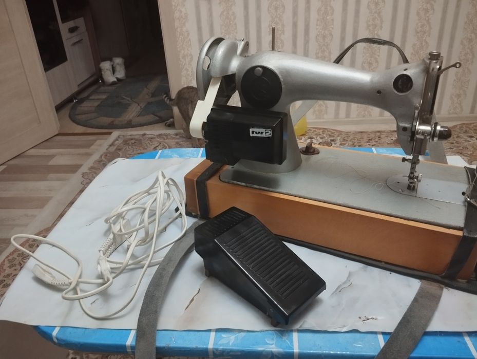 Швейная машина .С электроприводом