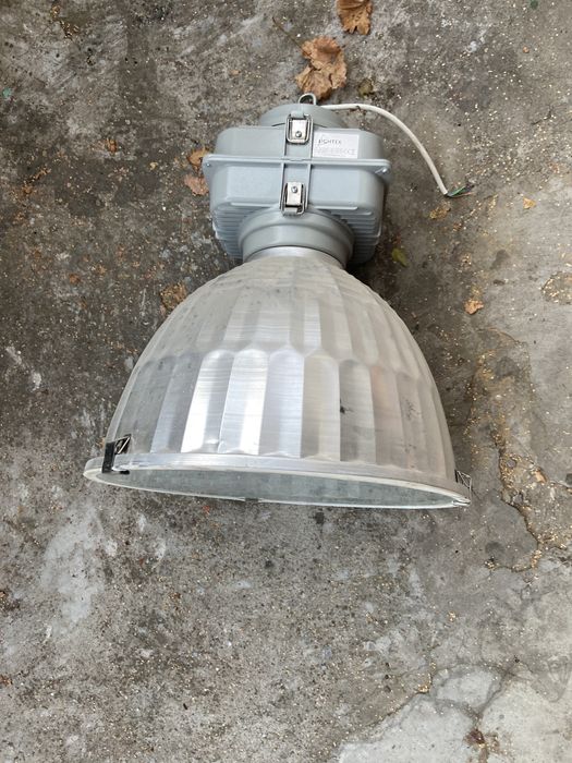 Лампи за халета