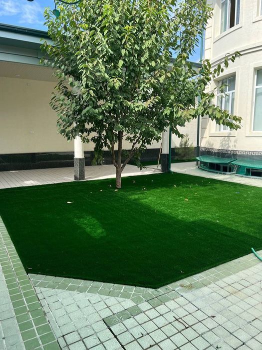 Suniy gazon va zabor