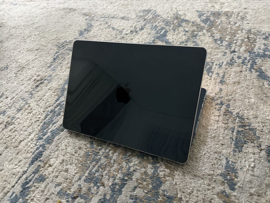 Продам MacBook Air M2 (2022)