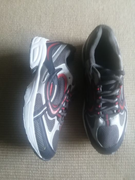 Мъжки маратонки нови, номер 43.